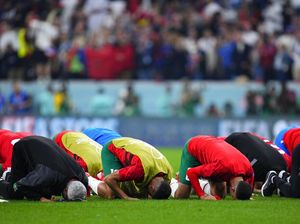 Momen Sujud Syukur Para Pemain Maroko Usai Dikalahkan Prancis
