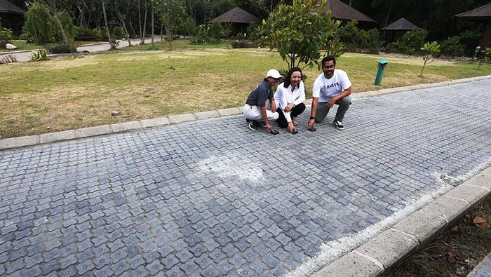 Ratih Maduretno, Operation Manager, Taman Wisata Alam Mangrove Angke Kapuk, Nadya Pertiwi, Country Head, PT Samsonite Indonesia , dan Reza Hasfinanda, Founder PlusTik, memperhatikan paving block hasil daur ulang di Taman Wisata Alam Mangrove Angke Kapuk, Jakarta Utara.