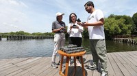 Ratih Maduretno, Operation Manager, Taman Wisata Alam Mangrove Angke Kapuk, Nadya Pertiwi, Country Head, PT Samsonite Indonesia , dan Reza Hasfinanda, Founder PlusTik, memperhatikan paving block hasil daur ulang di Taman Wisata Alam Mangrove Angke Kapuk, Jakarta Utara.