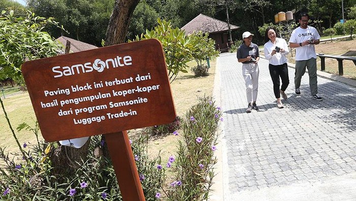 Ratih Maduretno, Operation Manager, Taman Wisata Alam Mangrove Angke Kapuk, Nadya Pertiwi, Country Head, PT Samsonite Indonesia , dan Reza Hasfinanda, Founder PlusTik, memperhatikan paving block hasil daur ulang di Taman Wisata Alam Mangrove Angke Kapuk, Jakarta Utara.