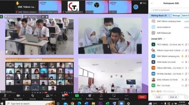 1.040 peserta siswa SMK se-Indonesia berhasil menyelesaikan program Pelatihan & Sertifikasi Telkom DigiUp, pelatihan dan sertifikasi nasional teknologi informasi komunikasi (TIK) yang digelar oleh Telkom.