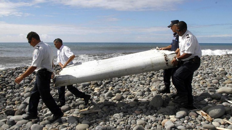 Temuan Potongan Pesawat Diduga MH370 Temuan Potongan Pesawat Diduga MH370