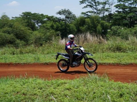 Tips naik motor trail untuk orang bertubuh pendek.