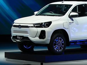 Toyota Siapkan 10 Mobil Listrik Sampai 2026, Hilux Kena Setrum