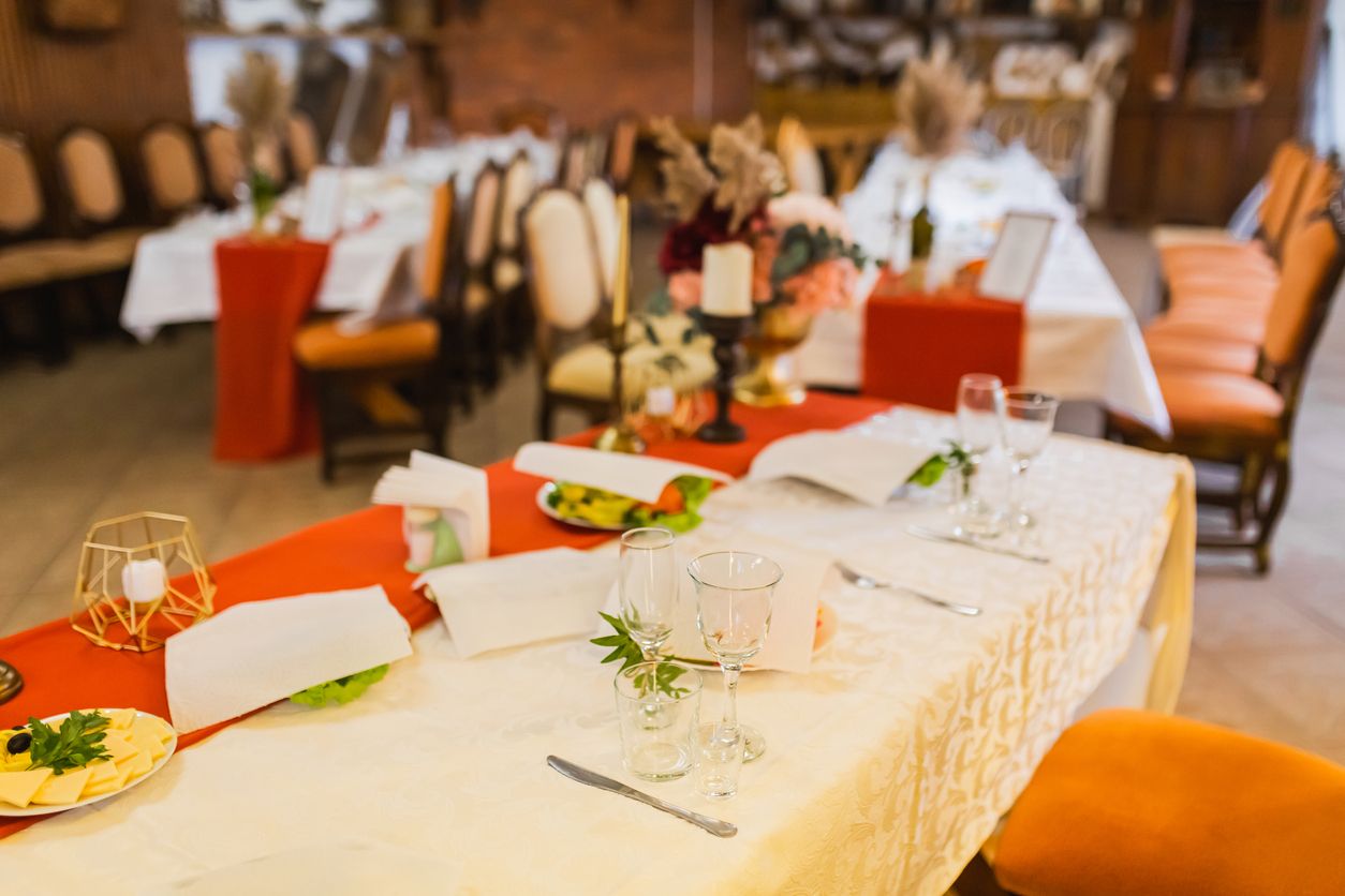 Tren dekorasi pernikahan 2023 bertema rustic.