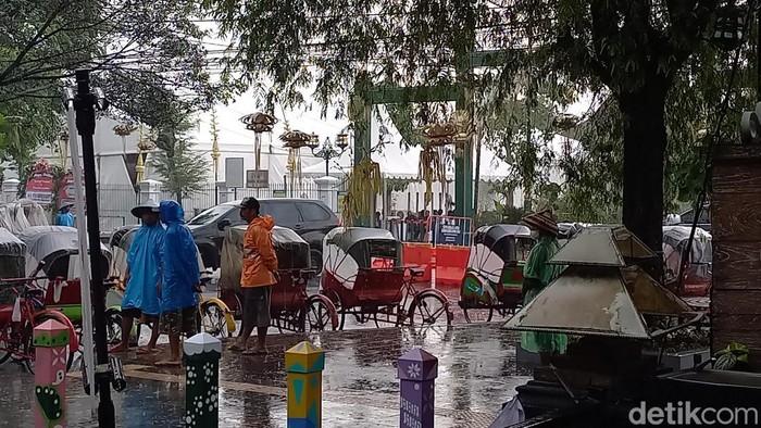 Tukang becak saat tasyakuran Kaesang dan Erina Gudono di Puro Mangkunegaran, Solo, Minggu (11/12/2022).