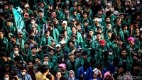Mereka menuntut pencabutan Kitab Undang-Undang Hukum Pindana (KUHP) yang baru disahkan DPR beberapa minggu lalu.
