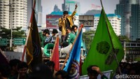 Massa mahasiswa melakukan long march dari Senayan Park ke gedung DPR. Mahasiswa tiba di gedung DPR pukul 15.43 WIB.