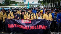Mahasiswa melakukan orasi di depan gedung DPR.