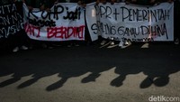 Selain itu, mereka juga membentangkan spanduk bertuliskan penolakan terhadap RKUHP.