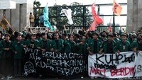 Polisi turut mengawal aksi ini.