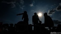 Mahasiswa bergantian orasi dari mobil komando. 