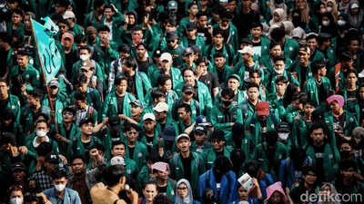 Foto-foto Lengkap Mahasiswa Geruduk DPR Tolak KUHP