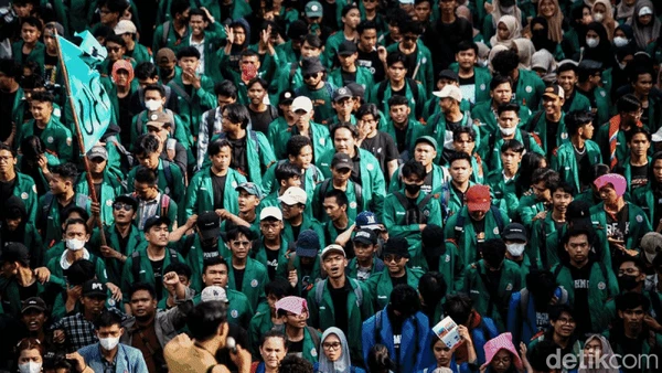 Foto-foto Lengkap Mahasiswa Geruduk DPR Tolak KUHP