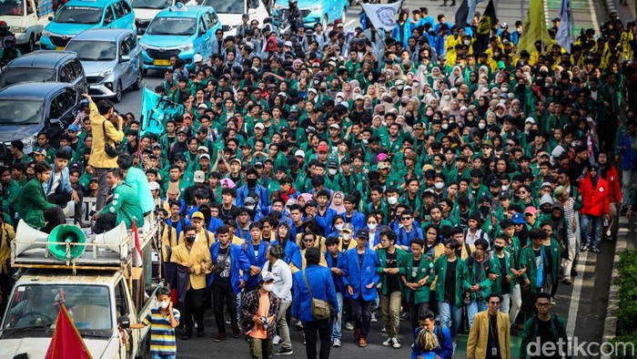 Massa mahasiswa menggelar aksi di depan gedung DPR, Jakarta. Mereka menuntut pencabutan KUHP yang baru disahkan.