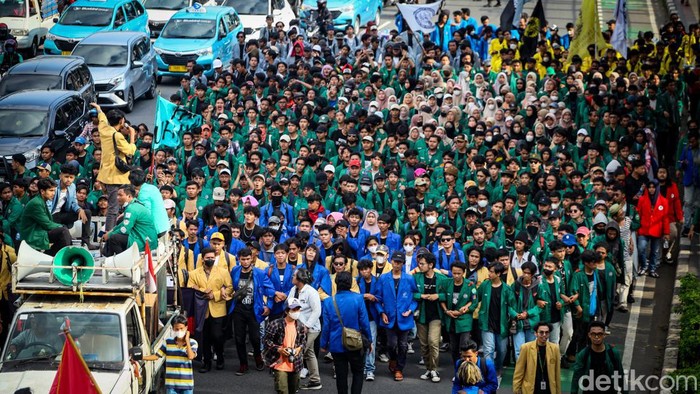 Tuntut KUHP Baru Dicabut, Mahasiswa Geruduk DPR Massa mahasiswa menggelar aksi di depan gedung DPR, Jakarta. Mereka menuntut pencabutan KUHP yang baru disahkan.