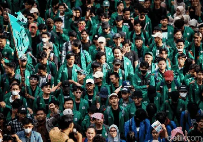 Foto-foto Lengkap Mahasiswa Geruduk DPR Tolak KUHP