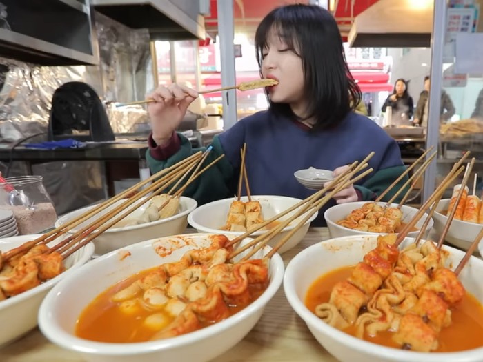 Tzuyang, YouTuber bertubuh mungil ini bisa menghabiskan 40 tusuk odeng