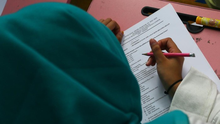 Seorang murid mengerjakan soal Pendidikan Pancasila dan Kewarganegaraan di Sanggar Bimbingan Kepong, Kuala Lumpur,  Malaysia, Rabu (14/12/2022). Sejumlah sanggar bimbingan di Kuala Lumpur akan serempak melaksanakan ujian atau penilaian akhir semester Tahun Pelajaran 2022-2023 untuk murid-muridnya pekan depan. ANTARA FOTO/Virna Puspa Setyorini/aww.