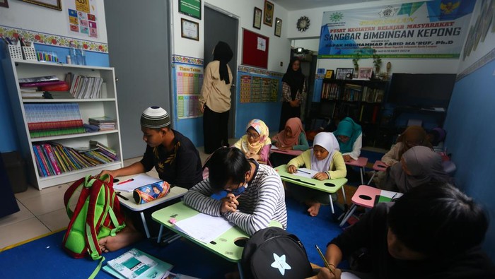 Ujian Sanggar Bimbingan di Kuala Lumpur Seorang murid mengerjakan soal Pendidikan Pancasila dan Kewarganegaraan di Sanggar Bimbingan Kepong, Kuala Lumpur, Malaysia, Rabu (14/12/2022). Sejumlah sanggar bimbingan di Kuala Lumpur akan serempak melaksanakan ujian atau penilaian akhir semester Tahun Pelajaran 2022-2023 untuk murid-muridnya pekan depan. ANTARA FOTO/Virna Puspa Setyorini/aww.