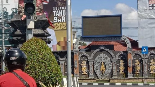 Kondisi videotron yang berada di simpang empat Subagan yang mengalami kerusakan sejak 6 bulan lalu