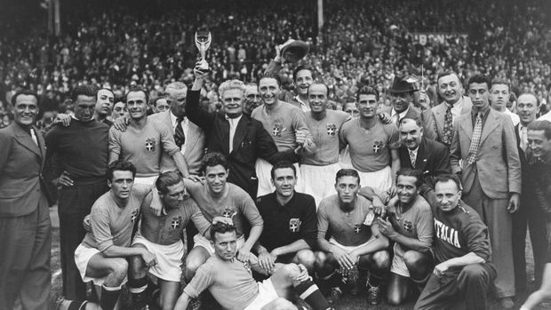 L'équipe de footballe d'Italie après sa victoire en coupe du monde de football, le 19 juin 1938. (Photo by Keystone-France/Gamma-Rapho via Getty Images)