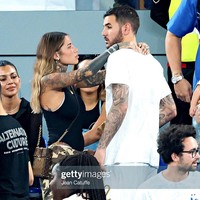 Zoe CristofoliZoe Cristofoli sendiri adalah selebgram dan model asal Italia yang mencuri perhatian di Piala Dunia karena tubuhnya yang penuh tato. Zoe dan Hernandez diketahui sudah berkencan dua tahun belakangan. Potret mesra keduanya baru-baru ini menjadi sorotan. Dalam berbagai foto, Hernandez hampir selalu menemui Zoe di kursi penonton.  Foto: Instagram