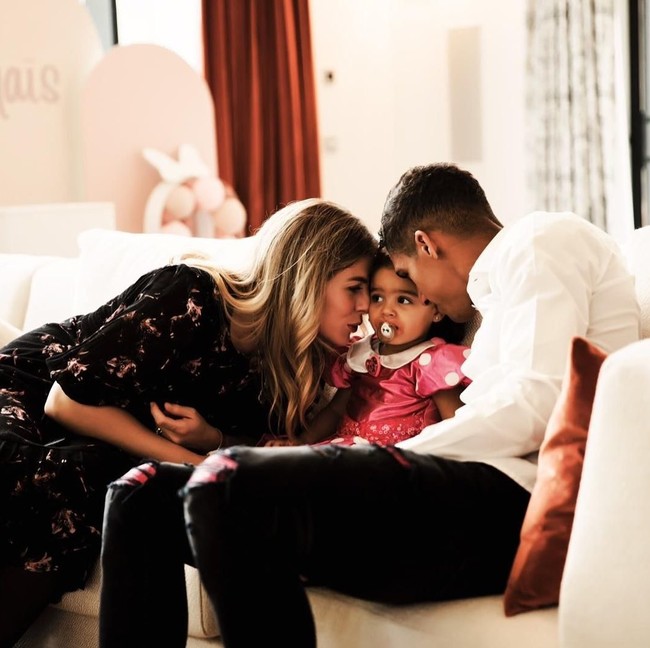 Camille dan Varane adalah pasangan sejak SMA yang sudah menikah sejak 2015. Mereka mempunya dua anak bernama Ruben dan Anais.Foto: Instagram