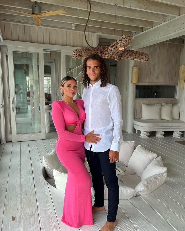 Mae dan Guendouzi diketahui sudah memiliki seorang anak perempuan. Foto: Instagram