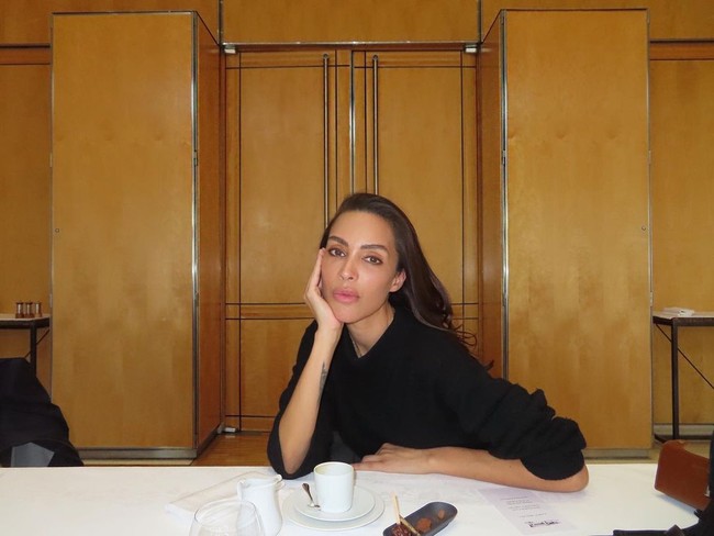 Ines RauBintang PSG Kylian Mbappe sering kali dikaitkan dengan wanita-wanita cantik. Baru-baru ini ia disebut menjalin kedekatan dengan Ines Rau, seorang model transgender. Ines Rau dan Mbappe jadi perbincangan setelah terlihat menghabiskan waktu romantis bersama di sebuah kapal pesiar di mana Mbappe dikabarkan menggendong Ines.Foto: Instagram