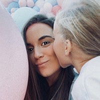 Selain psikolog, Erika juga terjun ke dunia bisnis dengan meluncurkan label busana anak, Duzama. Erika dan Griezmann sendiri sudah memiliki tiga orang anak.Foto: Instagram
