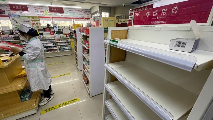 Warga China 'Panic Buying' Borong Obat-obatan di Apotek This photo shows an almost empty shelf of cold medicine at a pharmacy amid the Covid-19 pandemic in Beijing on December 15, 2022. (Photo by Yuxuan ZHANG / AFP) (Photo by YUXUAN ZHANG/AFP via Getty Images)