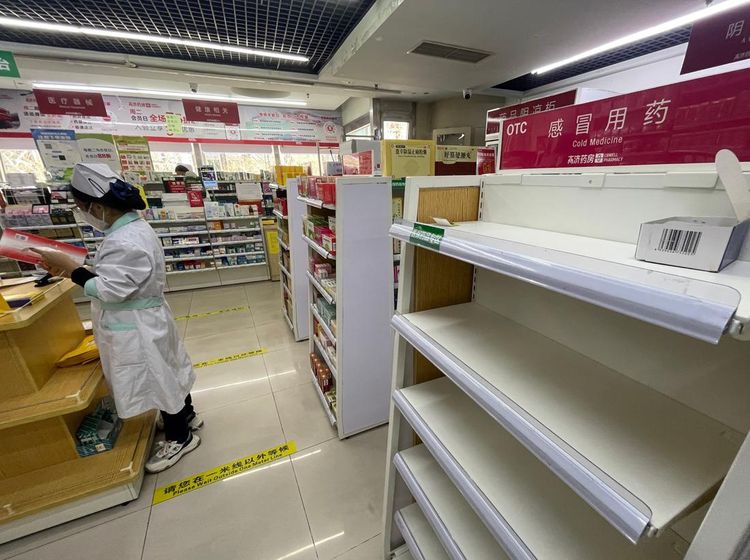Warga China Panic Buying Borong Obat-obatan di Apotek