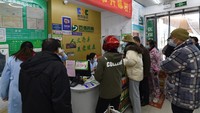 Warga mengantre untuk mendapatkan obat. (Foto: AFP via Getty Images/STR)