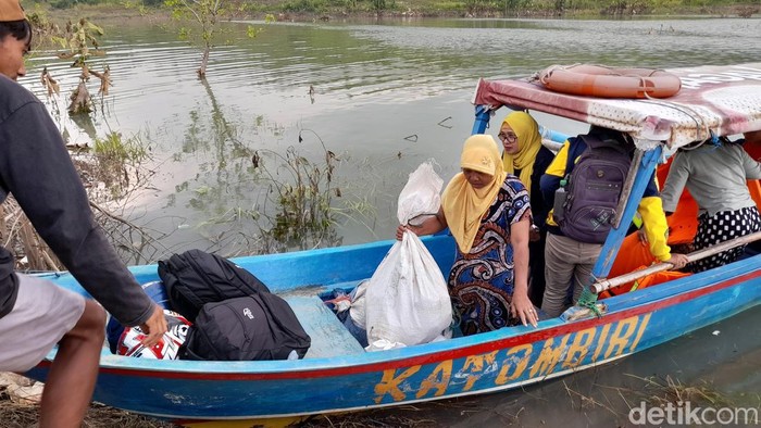 Warga Sumedang gunakan perahu lintasi penggenangan bendungan
