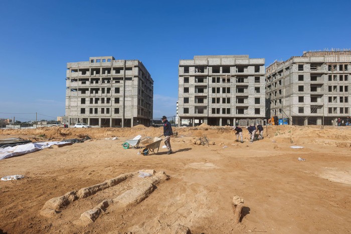 GAZA, PALESTINE - 2022/12/15: A Palestinian excavation team works in a newly discovered Roman-era cemetery in the Gaza Strip. Hamas authorities in Gaza announced the discovery of over 60 tombs in the ancient burial site. Work crews have been excavating the site since it was discovered last January during preparations for an Egyptian-funded housing project. (Photo by Ahmed Zakot/SOPA Images/LightRocket via Getty Images)