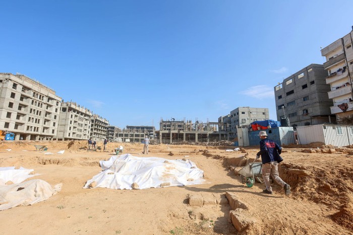 GAZA, PALESTINE - 2022/12/15: A Palestinian excavation team works in a newly discovered Roman-era cemetery in the Gaza Strip. Hamas authorities in Gaza announced the discovery of over 60 tombs in the ancient burial site. Work crews have been excavating the site since it was discovered last January during preparations for an Egyptian-funded housing project. (Photo by Ahmed Zakot/SOPA Images/LightRocket via Getty Images)
