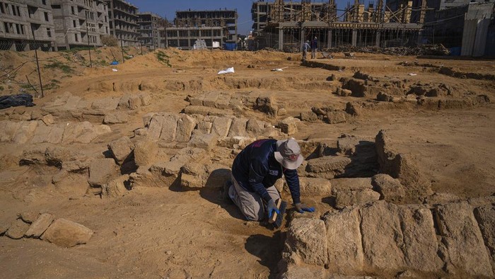 63 Makam Era Romawi Kuno Ditemukan di Gaza A Palestinian excavation team works in a newly discovered Roman era cemetery in the Gaza Strip, Sunday, Dec. 11, 2022. Hamas authorities in Gaza announced the discovery of over 60 tombs in the ancient burial site. Work crews have been excavating the site since it was discovered last January during preparations for an Egyptian-funded housing project. (AP Photo/Fatima Shbair)
