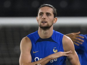 Dari Kejauhan, Rabiot Sendirian Rayakan Kemenangan Prancis