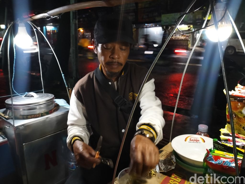 Agus, penjual cuanki di Bandung.