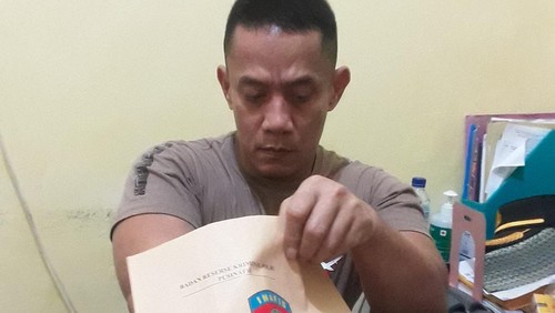 Ahli Forensik RSB Titus Uli Kupang dr. Edi Hasibuan saat menunjukkan kantong berisi barang bukti potongan jari manusia.