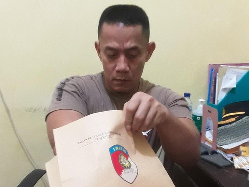 Ahli Forensik RSB Titus Uli Kupang dr. Edi Hasibuan saat menunjukkan kantong berisi barang bukti potongan jari manusia.