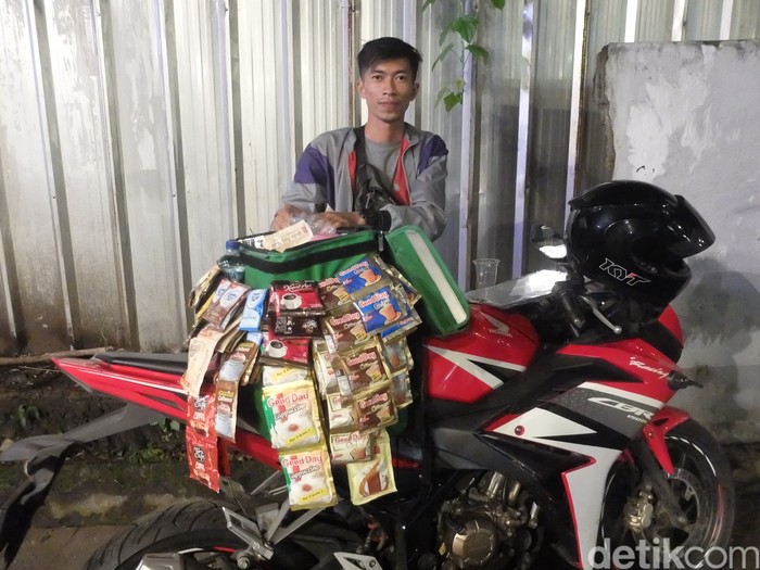 Aji, penjual kopi nyentrik di Jalan Dago, Bandung.