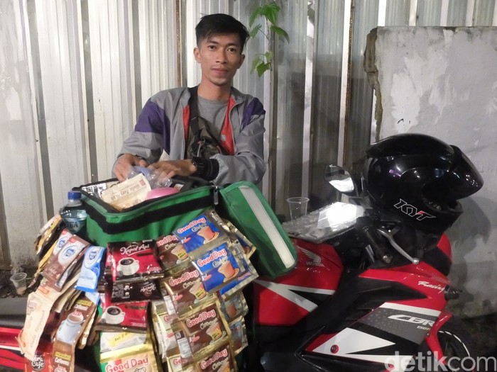 Aji, penjual kopi nyentrik di Jalan Dago, Bandung.