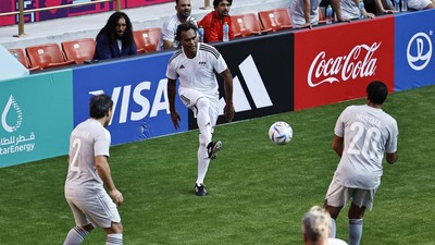 Aksi Para Legenda Sepakbola di Laga FIFA Legends Cup