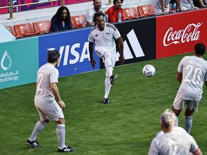 Aksi Para Legenda Sepakbola di Laga FIFA Legends Cup