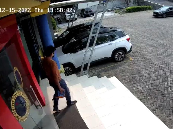 Aksi pencurian di Kampus C Unair terekam CCTV