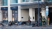 Air mengalir ke jalan dan membuat kerusakan pada pintu dan jendela hotel.