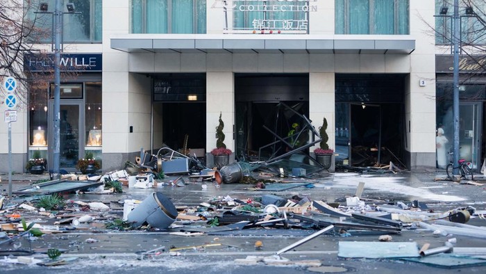 Akuarium Raksasa di Berlin Bocor, Begini Dampaknya Emergency services work on a street outside a hotel after a leak of the AquaDom aquarium in central Berlin near Alexanderplatz, with water poured out onto the street, in Berlin, Germany, December 16, 2022. REUTERS/Michele Tantussi