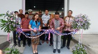 Direktur Utama PT Klinko Karya Imaji Tbk, Anggun Satriya Supanji dan (kiri) Direktur PT Klinko Karya Imaji Tbk, Sisse Paloma melakukan pengguntingan pita untuk meresmikan pabrik baru Klinko di atas lahan seluas 4.000 m2 yang berlokasi di Gresik, Jawa Timur.